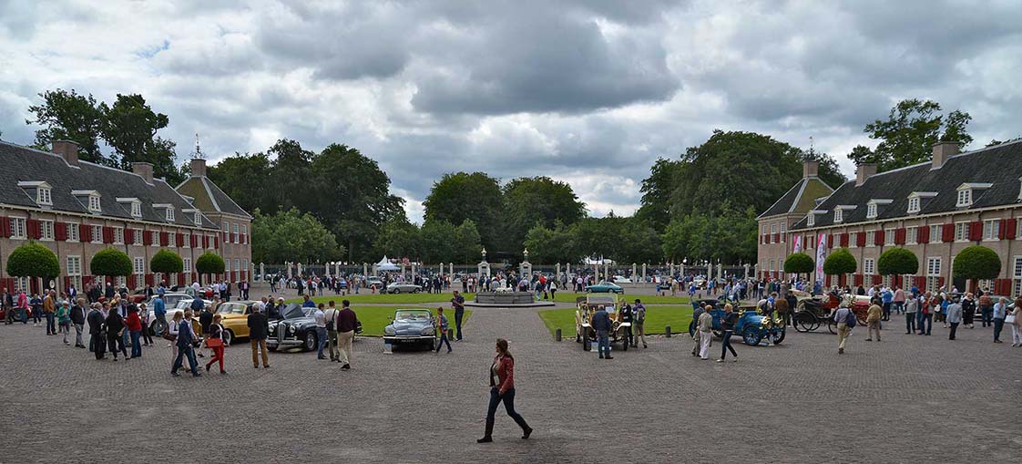 Blik op het kasteelplein met linksmidden de DS Le Caddy die in de prijzen zou vallen